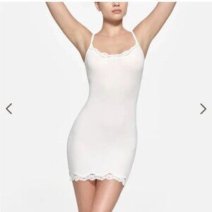 SKIMS fits everybody lace slip dress - marble